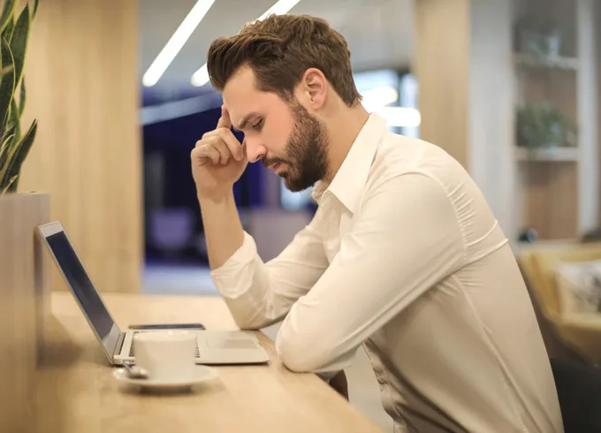 Causas y efectos negativos del estrés laboral