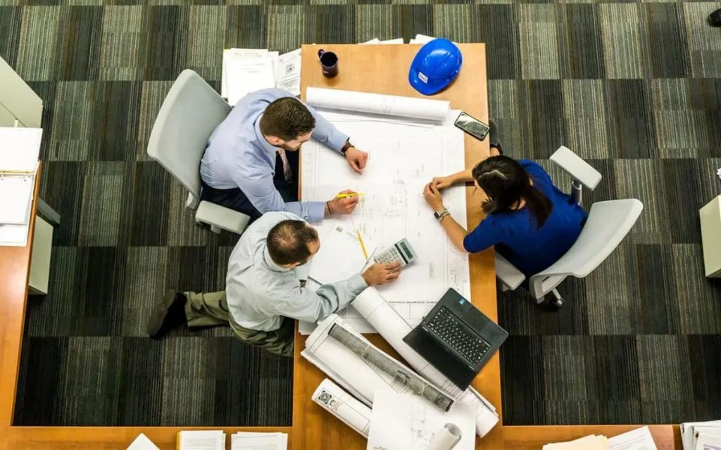 cómo hacer una mejor toma de decisiones en una empresa