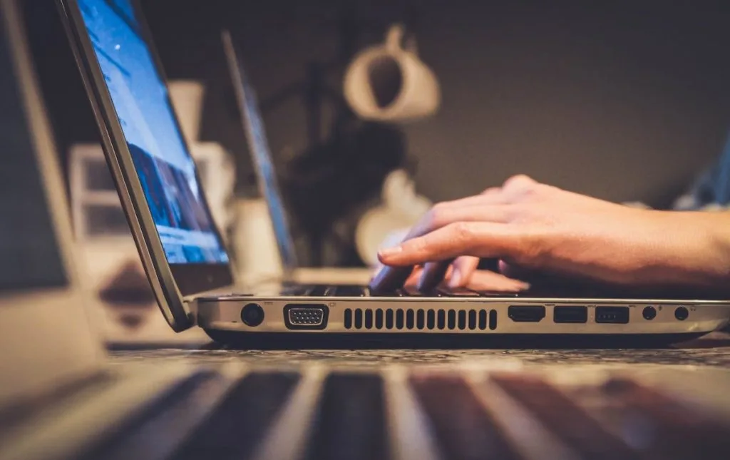 Factura electrónica: qué es, quiénes deben emitirla y más
