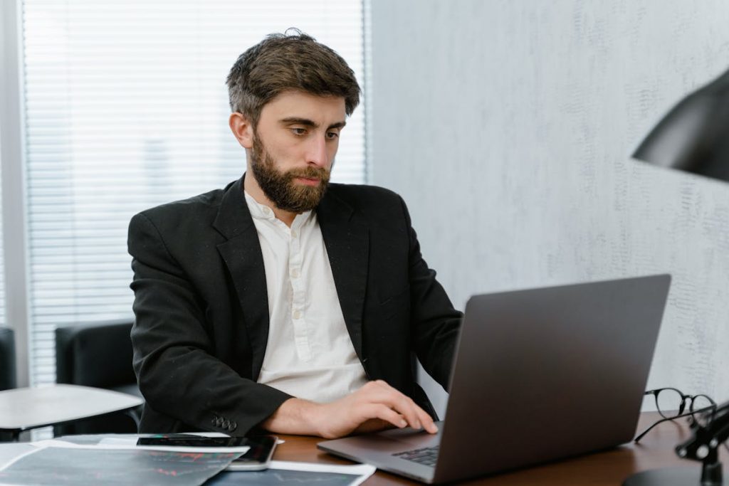chico joven leyendo ejemplos de competencia perfecta en su computadora
