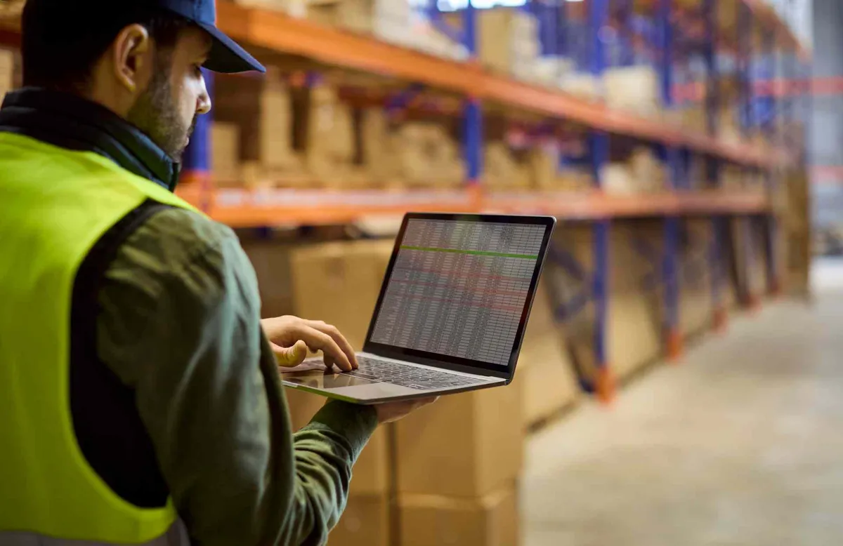 Persona revisando un inventario con una tablet en un depósito