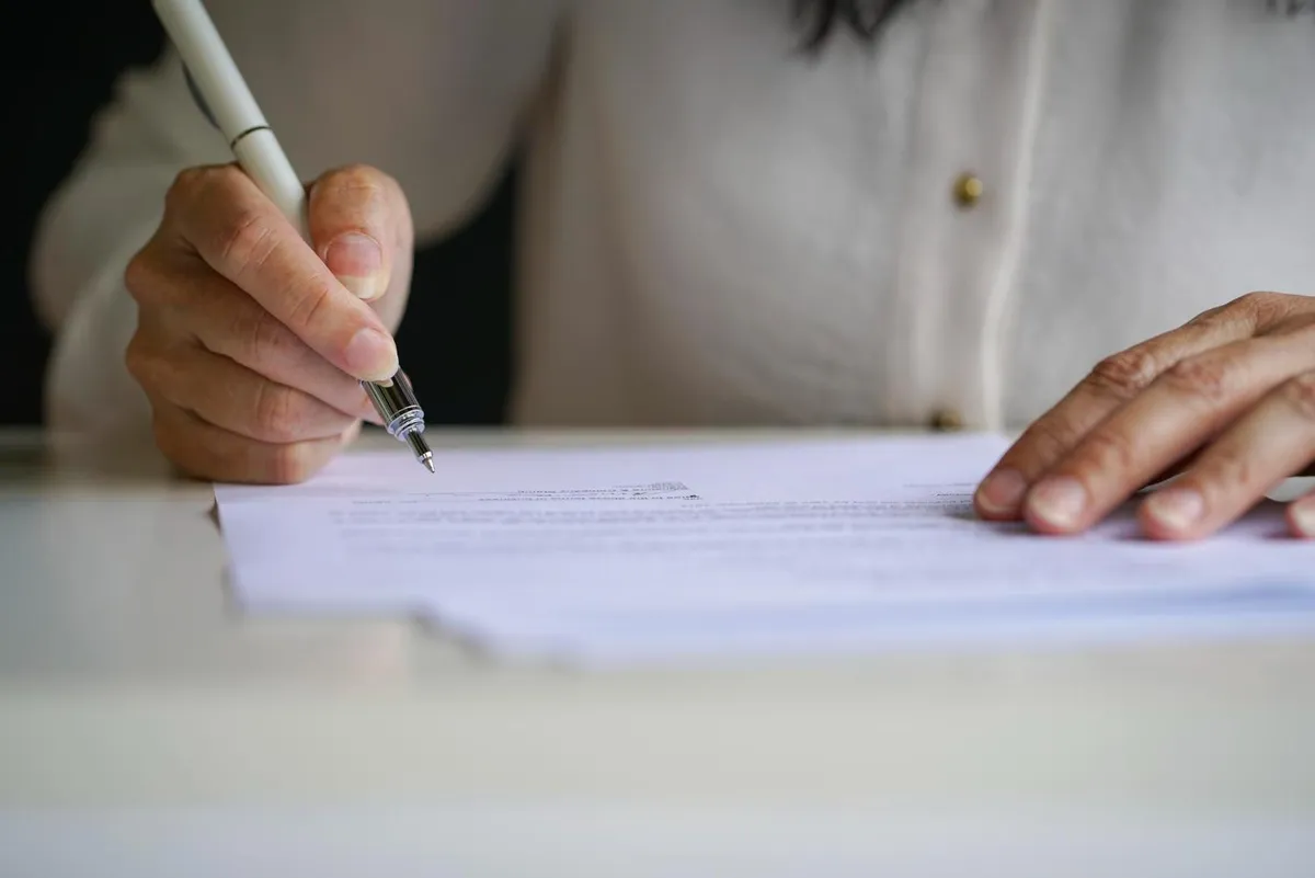 Persona completando a mano un trámite de constancia de CUIT