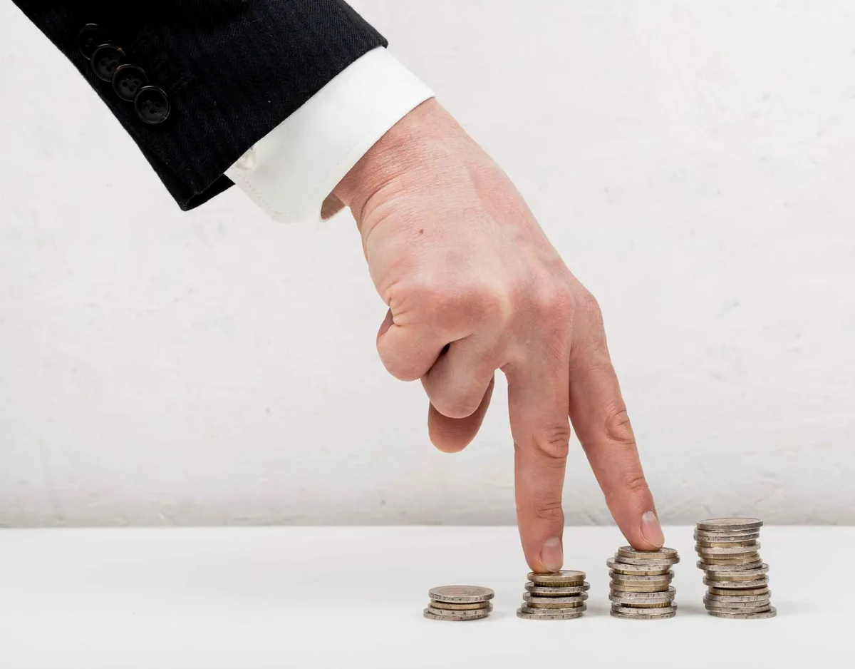 Persona calculando el punto de equilibrio de una empresa