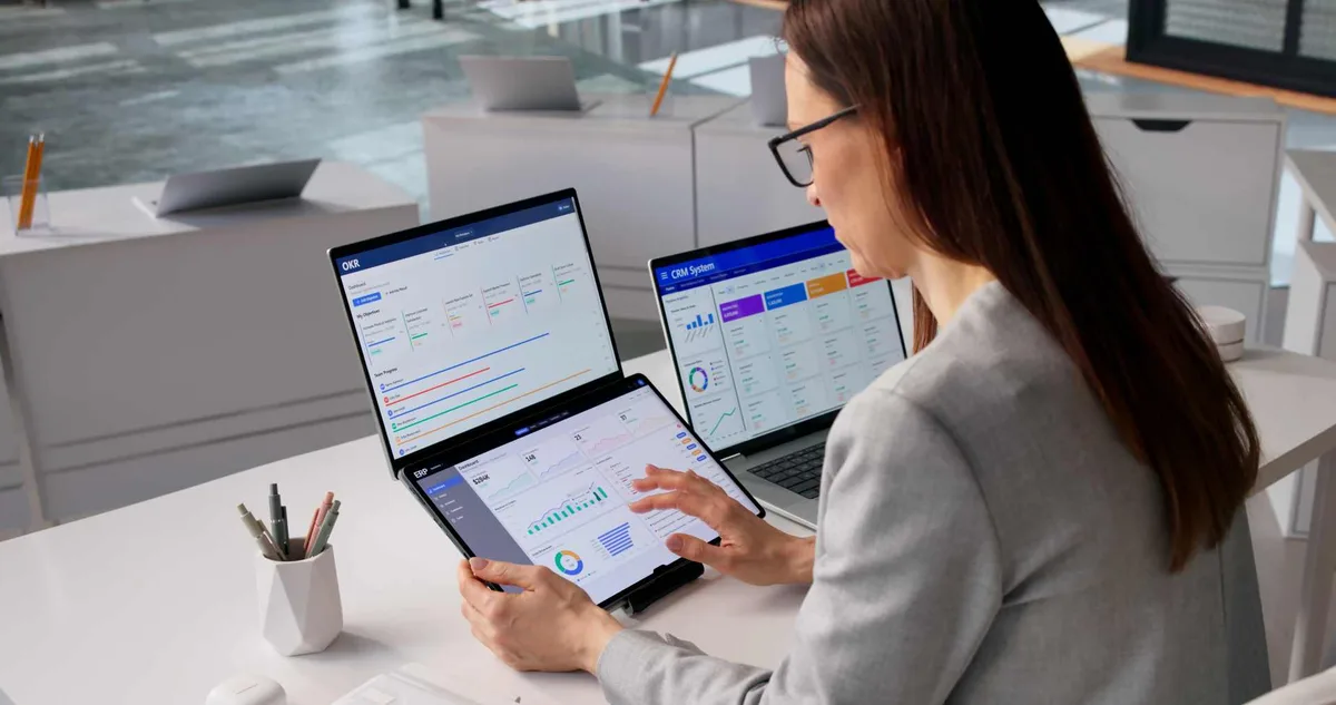 Profesional trabajando con un sistema de gestión en la nube desde notebook y tablet